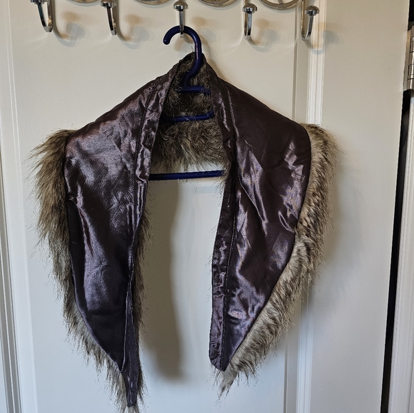 Faux fur collar with button holes - Picture 2 of 5